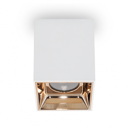 Nadgradna plafonska svetiljka kvadratnog oblika, bele boje, sa zlatnim senilom.