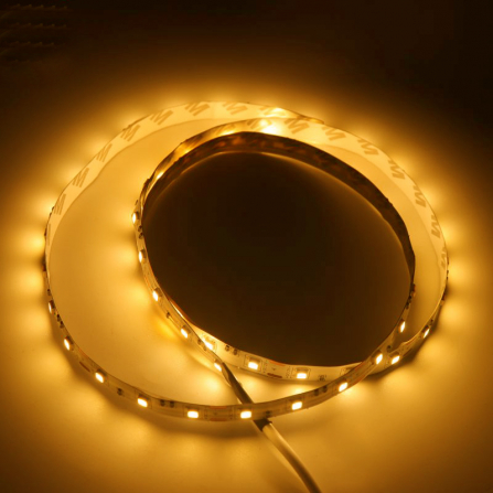 LED traka sa 60 dioda po metru, snage 6W. Emituje prijatnu nijansu toplo belog svetla.