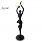 Podna lampa, kreativnog i stilskog dizajna u obliku statue žene sa jednim sijaličnim grlom 1xE27.