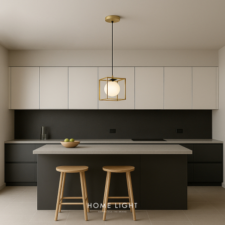 Visilica sa jednim E14 svetlom, u crnoj i zlatnoj boji savršena je za osvetljavanje trpezarije