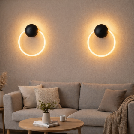 Zidna LED lampa, crne boje i snage 15W pruža efikasno osvetljenje