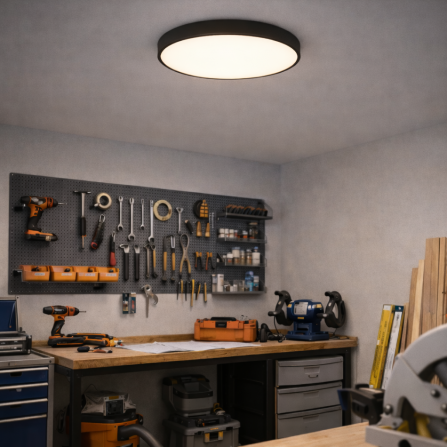 LED plafonjera crne boje, snaga 60w, mogućnost menjanja boje svetla.